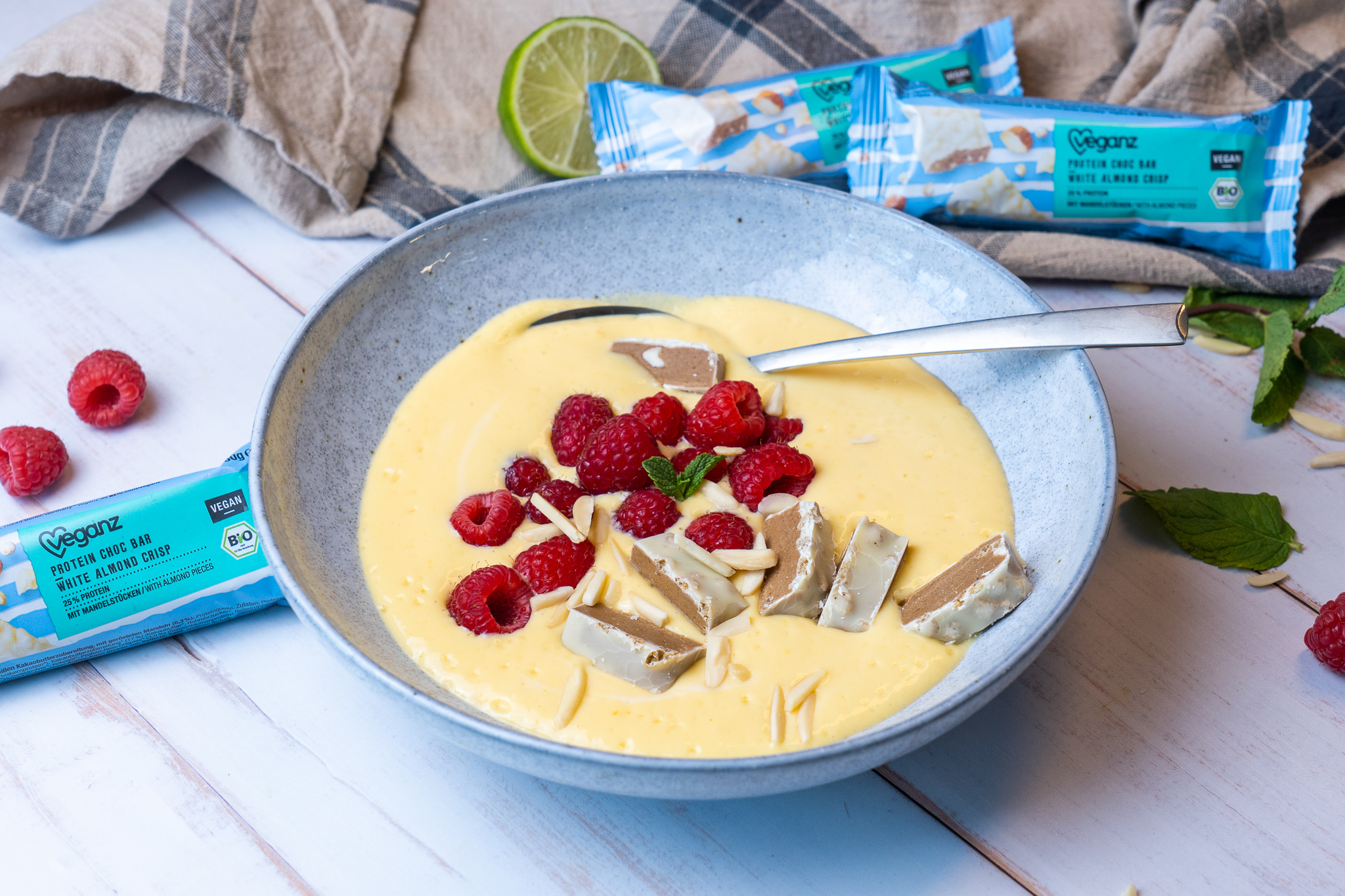 Vegane Mango Smoothie Bowl mit White Almond Crisp Topping