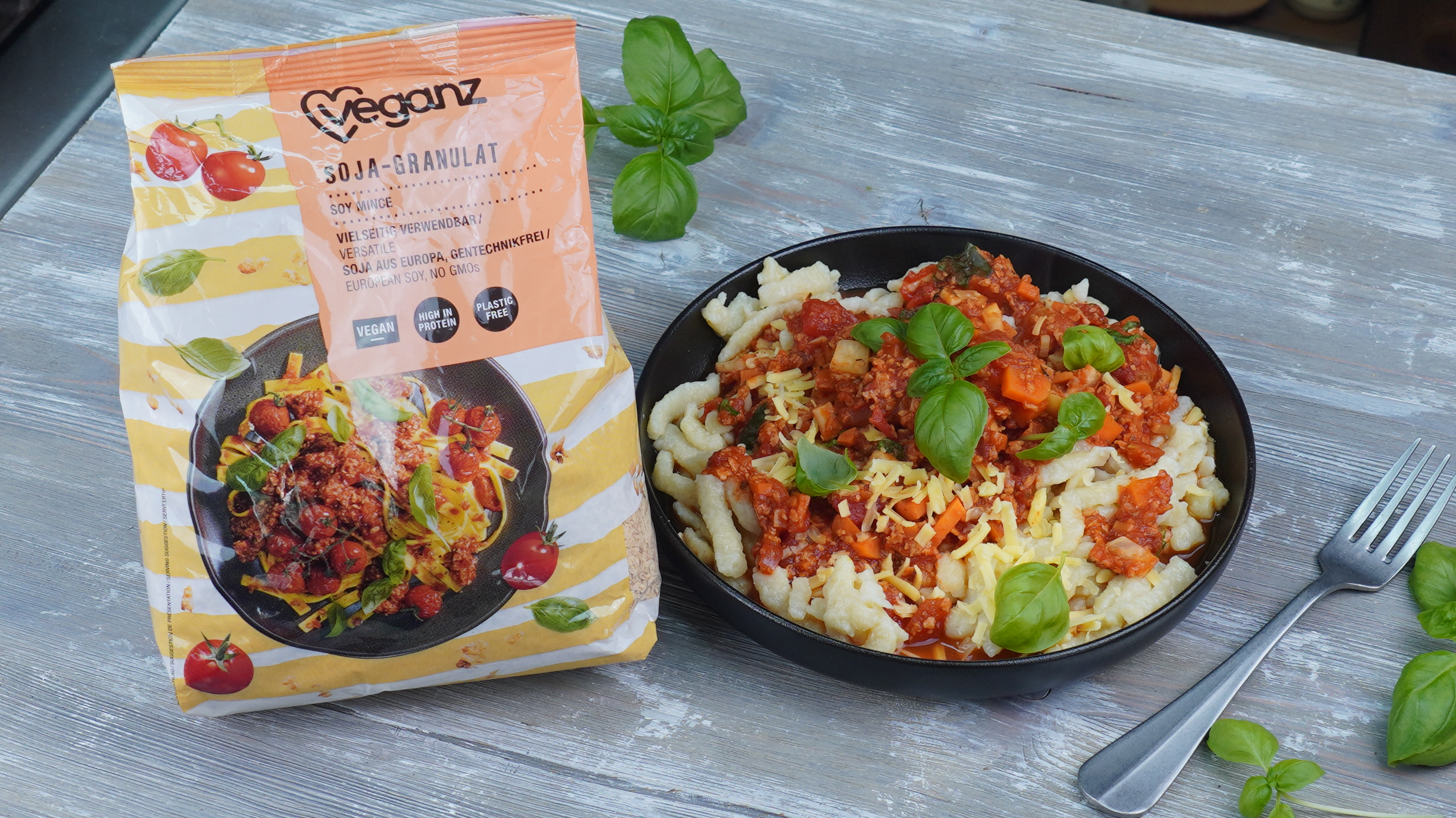 Simple vegan bolognese with Veganz Soy Mince