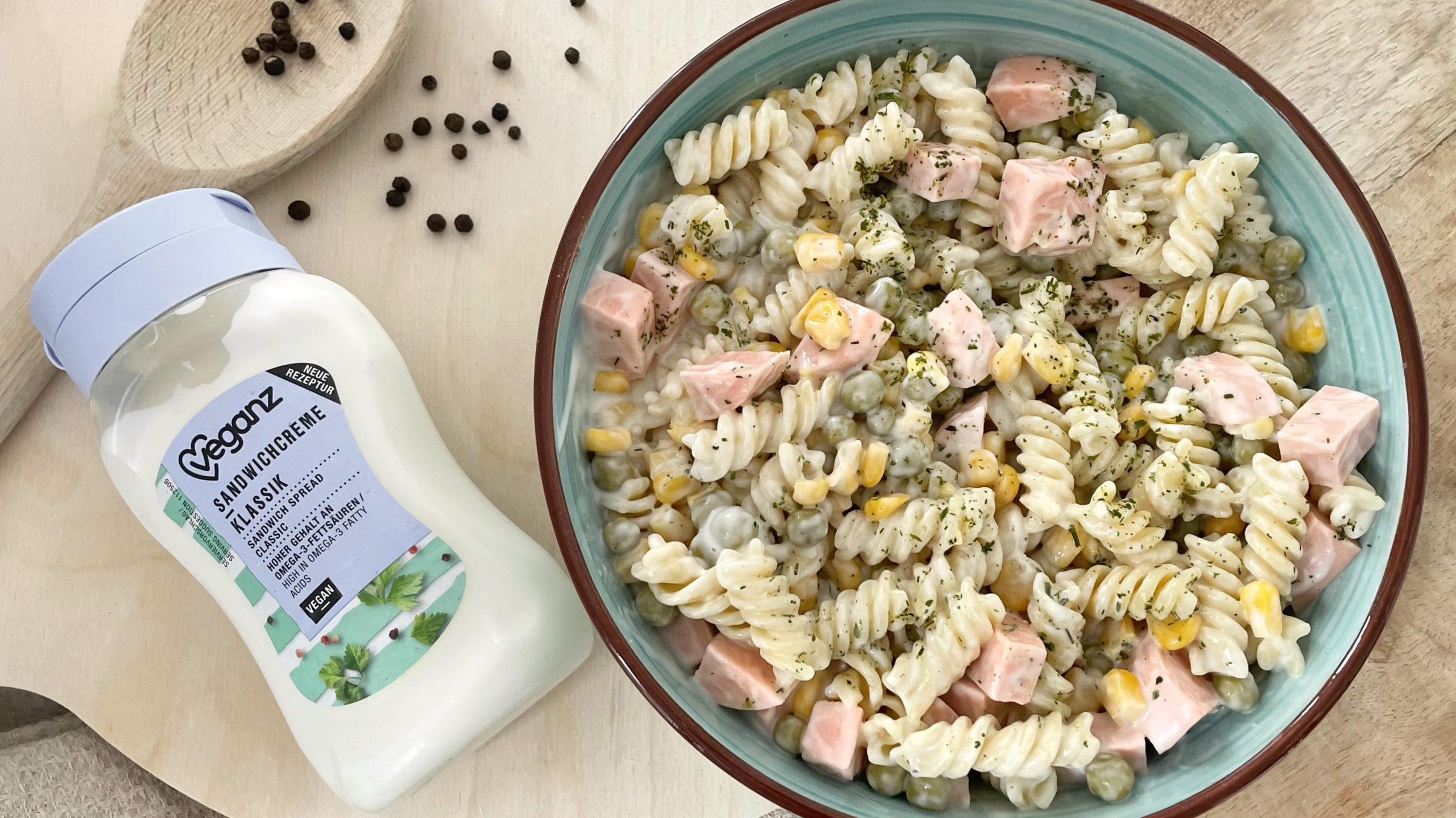 Klassischer Nudelsalat mit veganer Fleischwurst