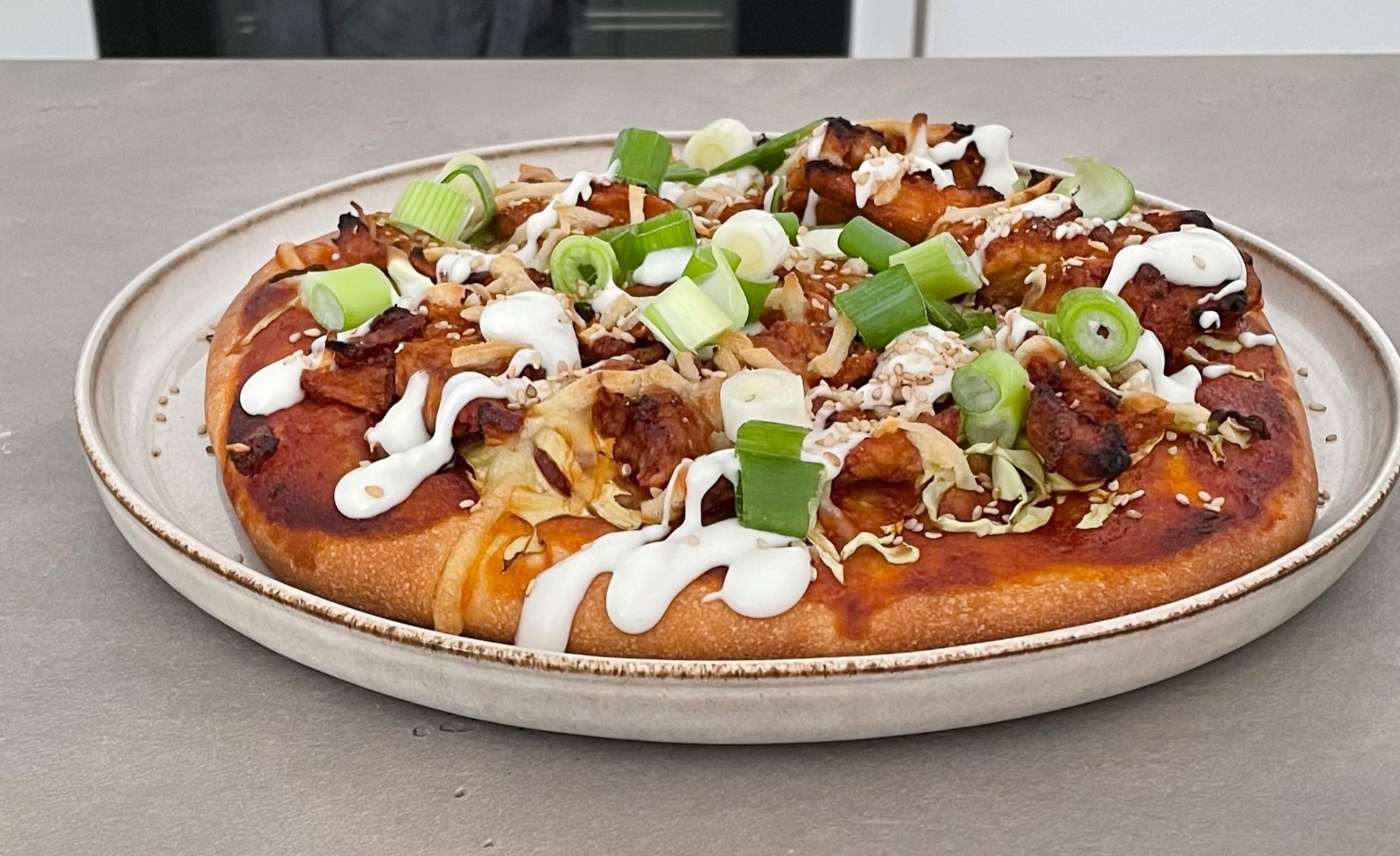 Okonomiyaki-Style Pizza mit BBQ-Erbsen-Chunks